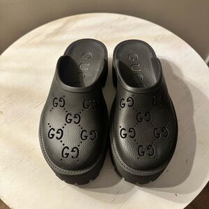 GUCCI WOMEN'S PLATFORM SANDAL WITH PERFORATED G